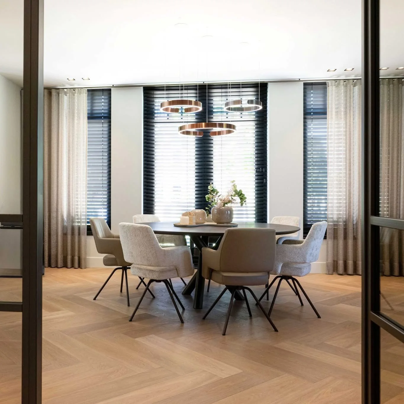 Houten visgraatvloer in een lichte eetkamer