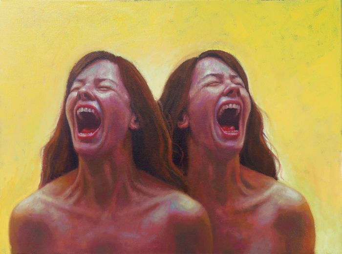 Schilderij van twee vrouwen tegen een gele achtergrond